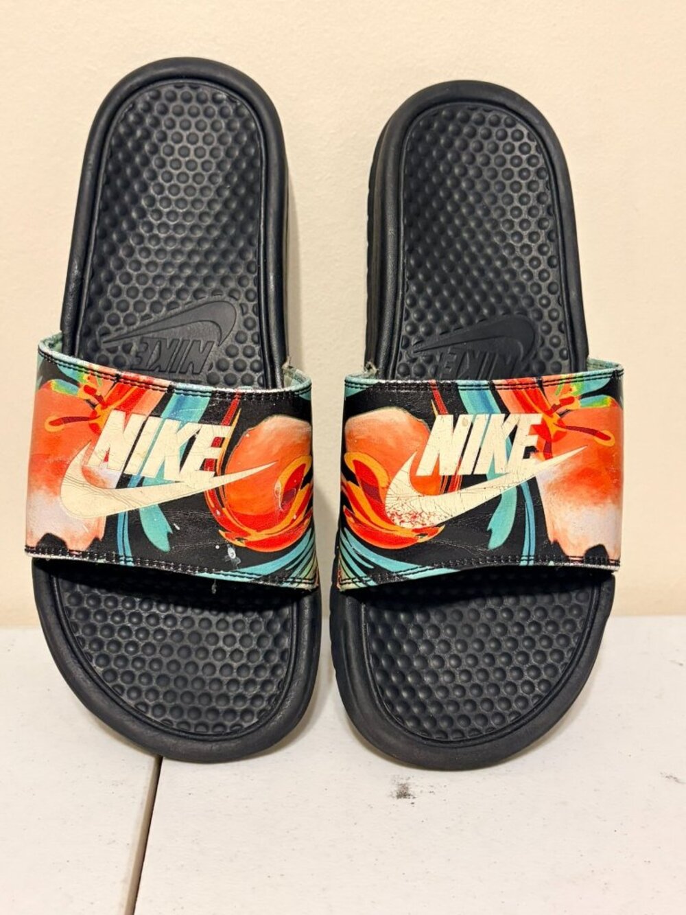 Nike Benassi JDI Women's Slip On Slides Red Hibiscus Floral Size 9 618919-019